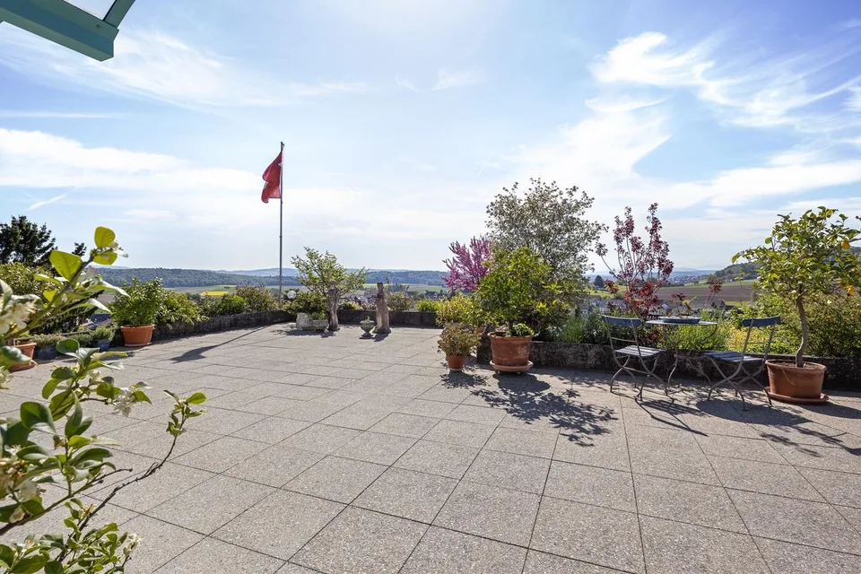 Casa a terrazza con vista panoramica, piscina e terrazza soleggiata