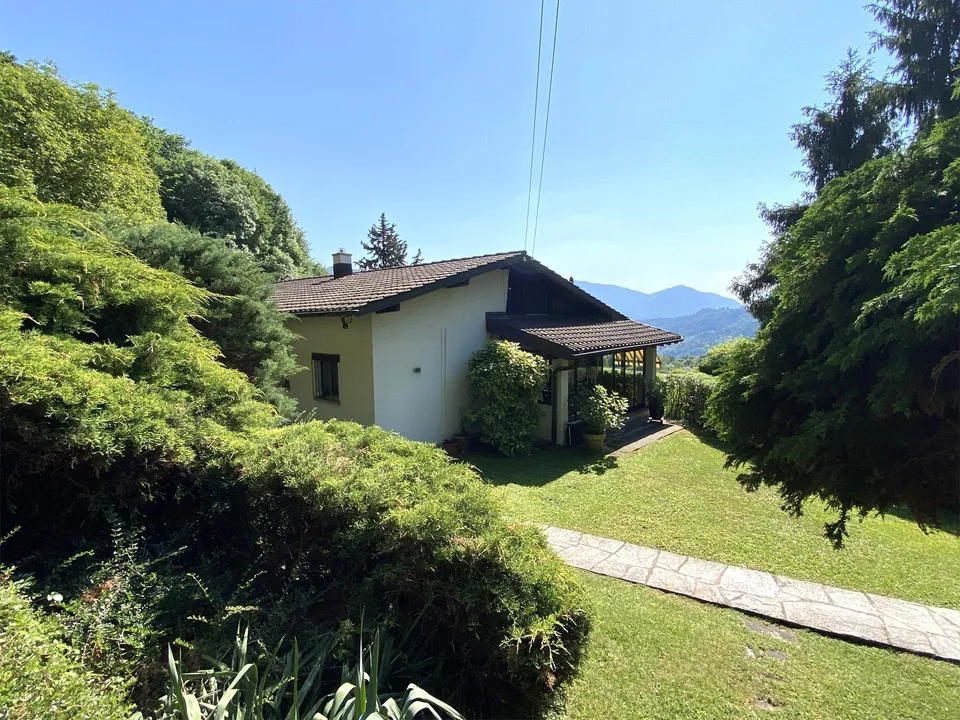 CASA CON TERRENO EDIFICABILE