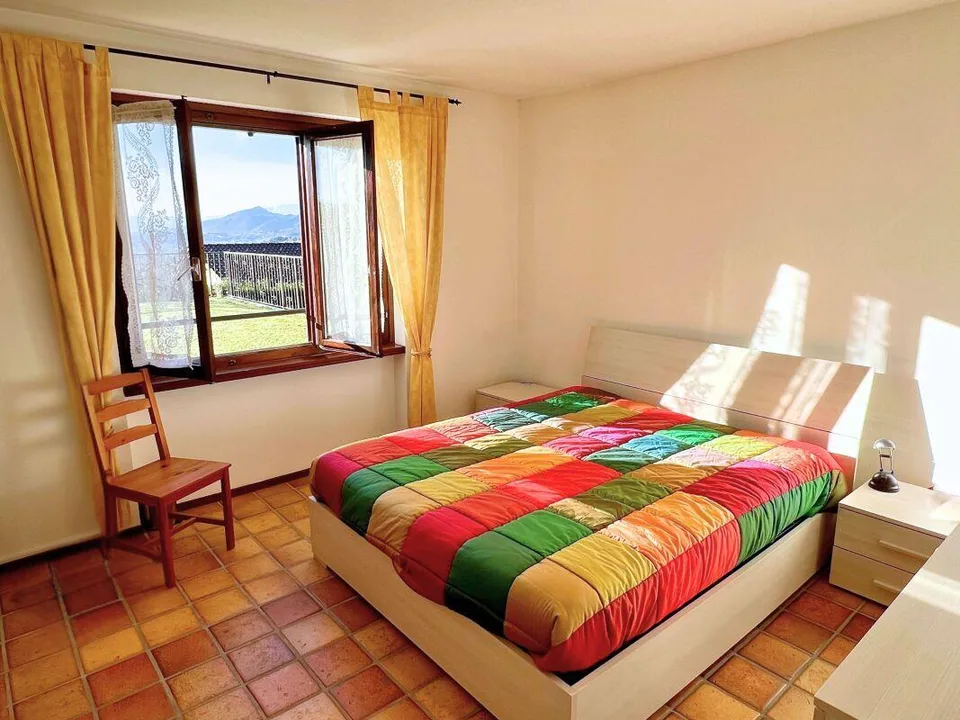 Elegante villa con ampio giardino e due appartamenti annessi – Foto 11 von 32