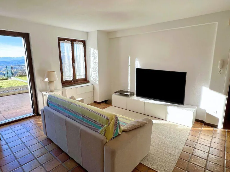 Elegante villa con ampio giardino e due appartamenti annessi – Foto 13 von 32