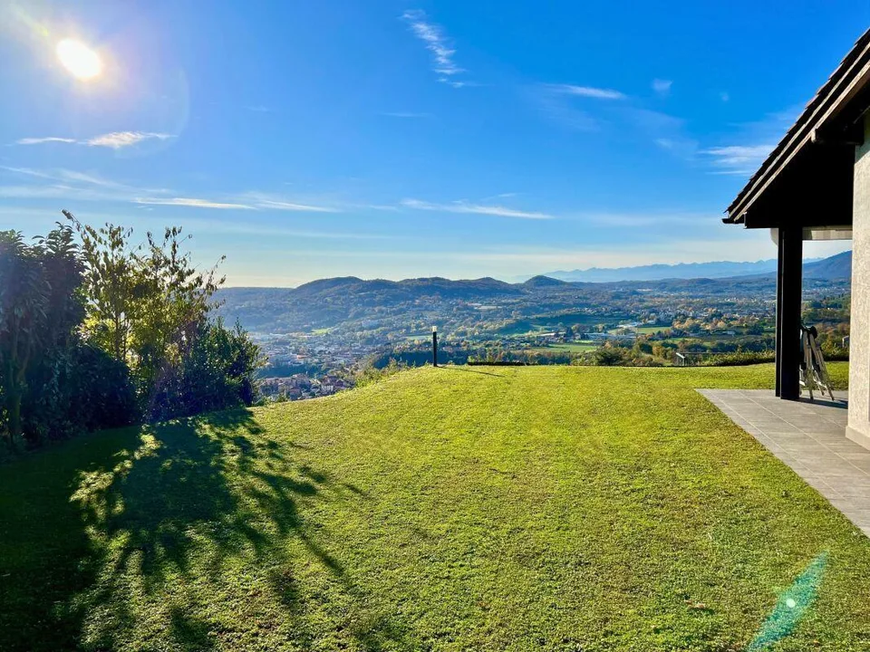 Elegante villa con ampio giardino e due appartamenti annessi – Foto 19 von 32
