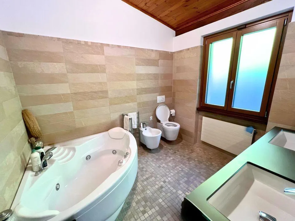 Elegante villa con ampio giardino e due appartamenti annessi – Foto 14 von 32