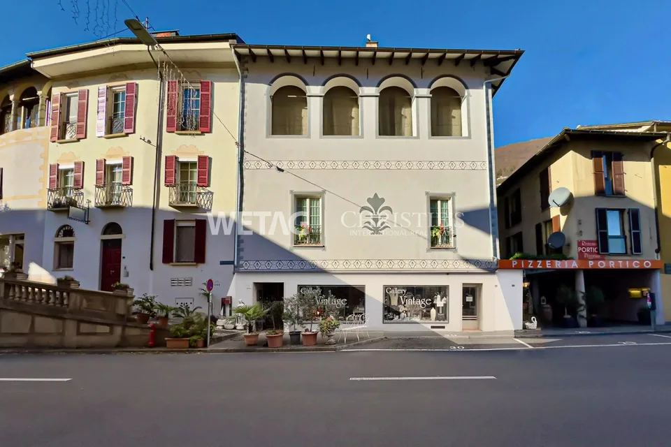 Casa patrizia storica con cortile interno in vendita a Brissago