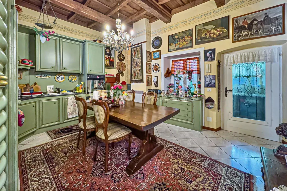 Casa patrizia storica con cortile interno in vendita a Brissago