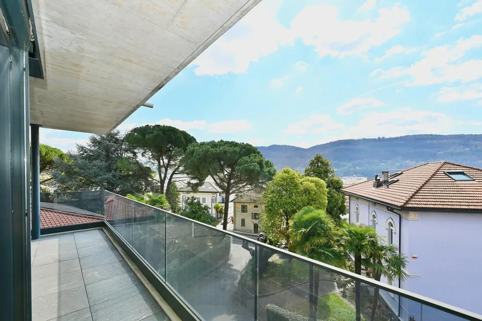 Moderno e Luminoso Appartamento con Terrazza Panoramica a Vacallo