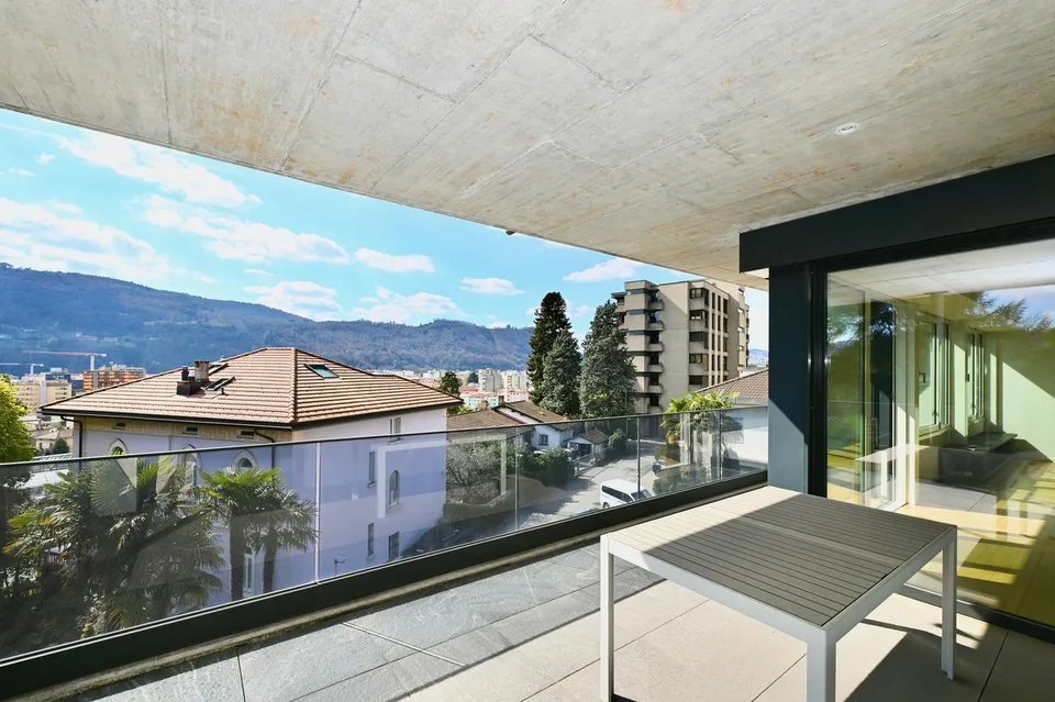 Moderno e Luminoso Appartamento con Terrazza Panoramica a Vacallo