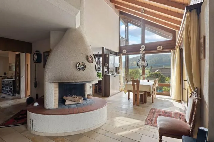 ECO-LIVING WITH A VIEW: A FAMILY HOME WITH A PV SYSTEM AND A TOP PANORAMIC LOCATION