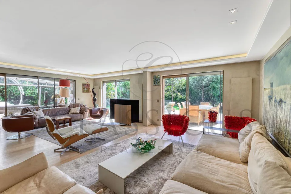 A rare family house with garden, swimming pool and approx. 440 m² usable space