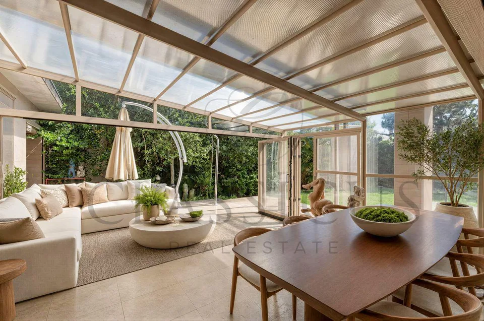 A rare family house with garden, swimming pool and approx. 440 m² usable space