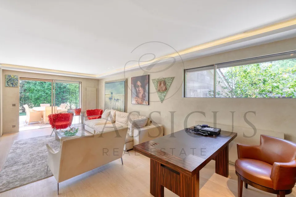 A rare family house with garden, swimming pool and approx. 440 m² usable space