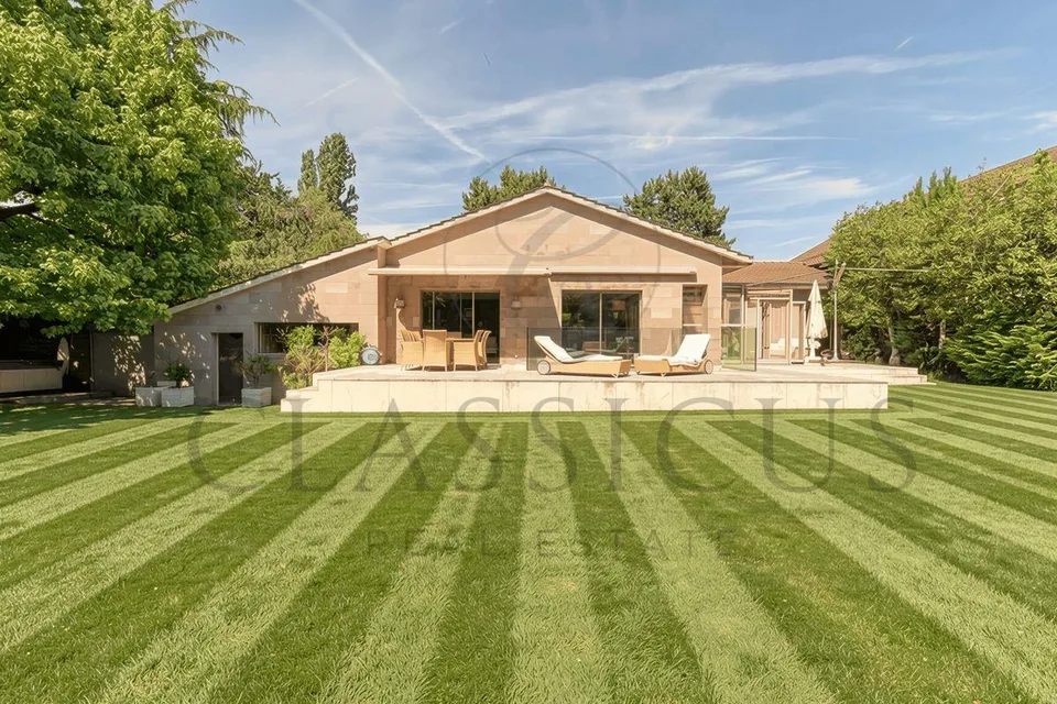 Une maison de famille rare avec jardin, bassin de nage et env. 440 ...