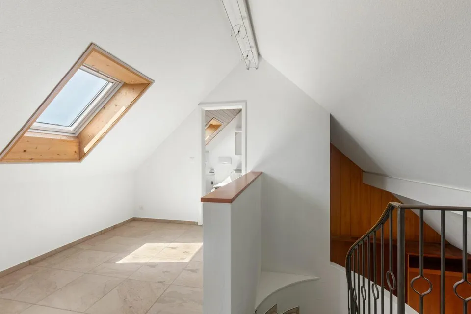 Maisonette rénovée avec balcon, vue, beaucoup de charme et climatisation – photo 10 sur 11