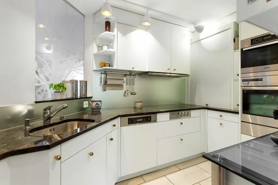 Maisonette rénovée avec balcon, vue, beaucoup de charme et climatisation – photo 8 sur 11