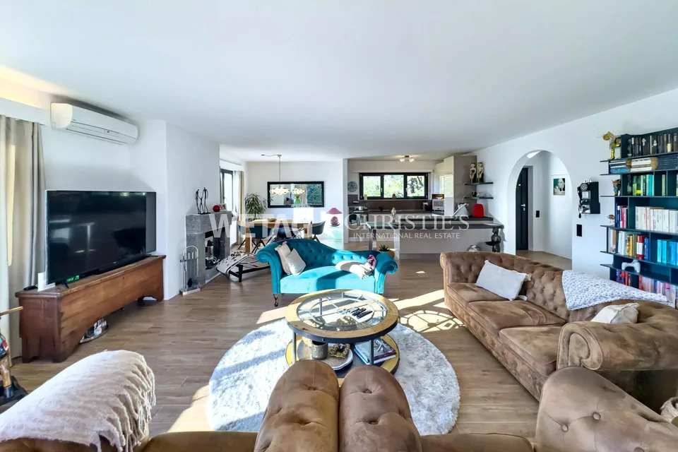 Maison multifamiliale élégante avec piscine extérieure dans un emplacement stratégique à Ascona à vendre