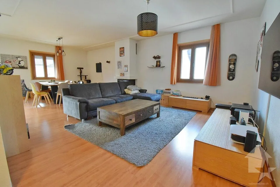 Beautiful 5.5 room apartment, spacious, renovated and including 2 indoor parking spaces!