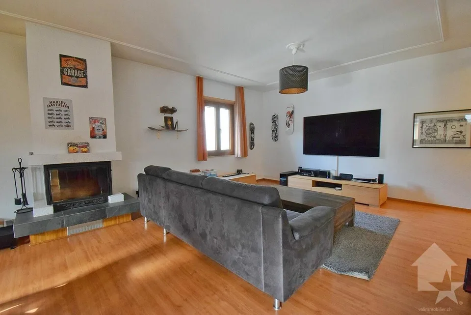 Beautiful 5.5 room apartment, spacious, renovated and including 2 indoor parking spaces!