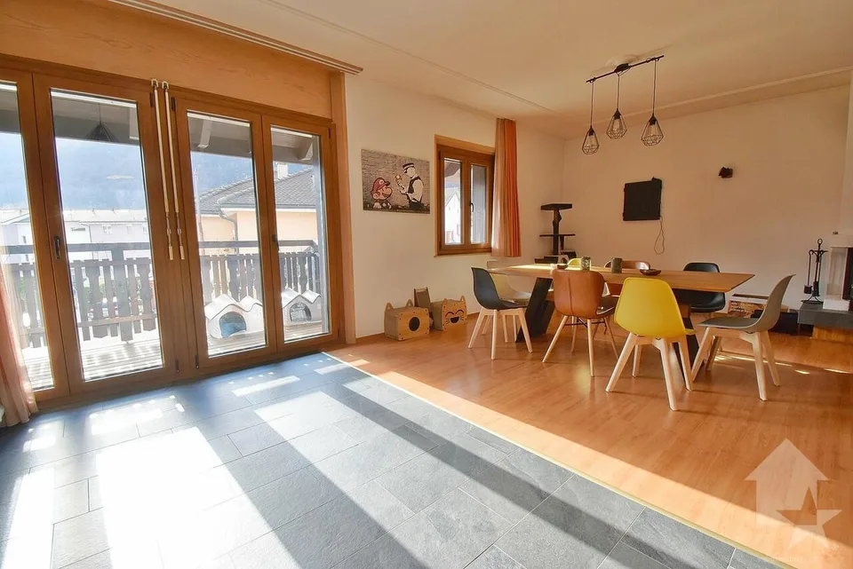 Beautiful 5.5 room apartment, spacious, renovated and including 2 indoor parking spaces!