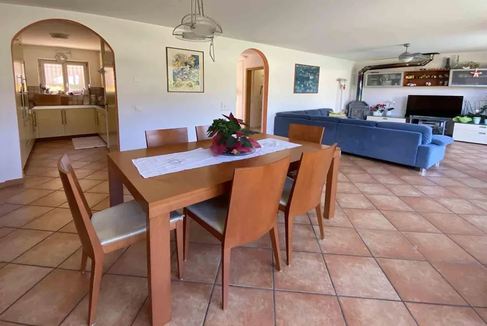 Bifamilien-Villa mit großem Garten