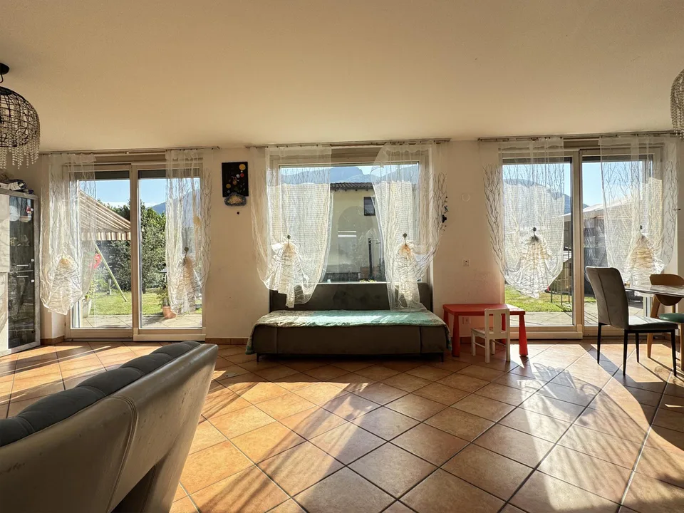 Bifamilien-Villa mit großem Garten