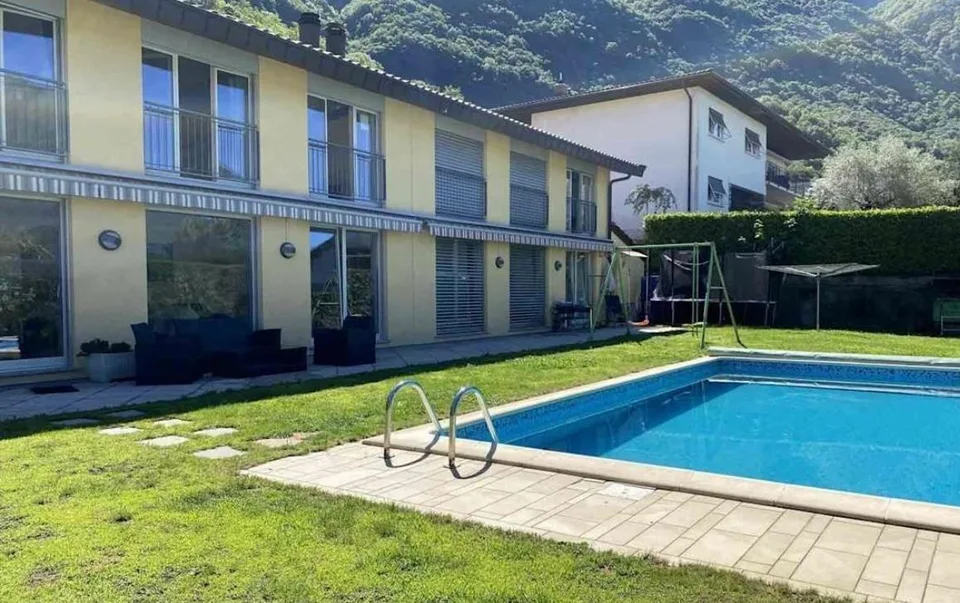 Bifamilien-Villa mit großem Garten