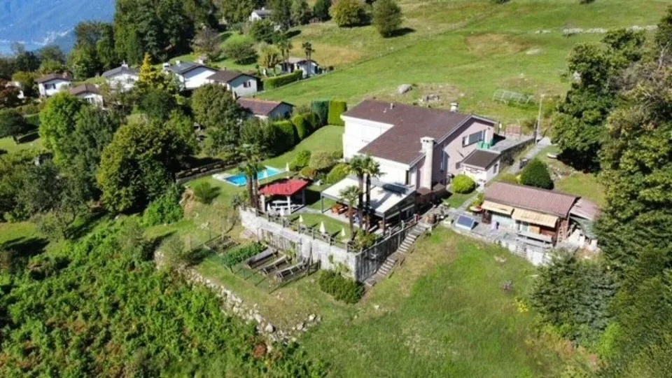 ZU VERKAUFEN IN VAL RESA (Brione oberhalb von Minusio) - HAUS MIT P...