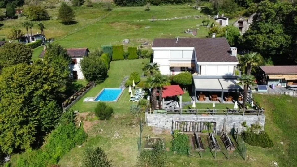 ZU VERKAUFEN IN VAL RESA (Brione oberhalb von Minusio) - HAUS MIT P...