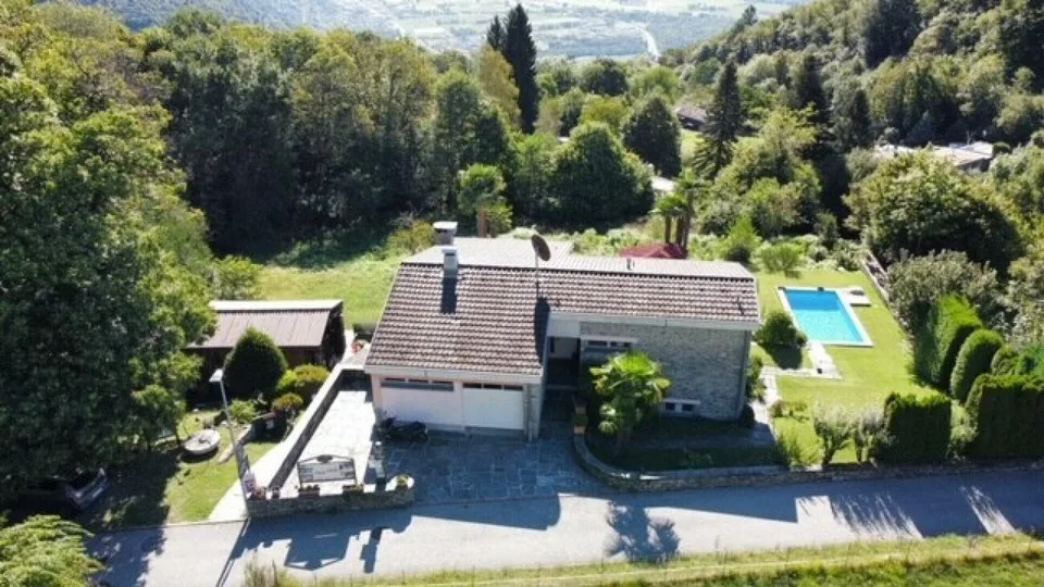 ZU VERKAUFEN IN VAL RESA (Brione oberhalb von Minusio) - HAUS MIT P...