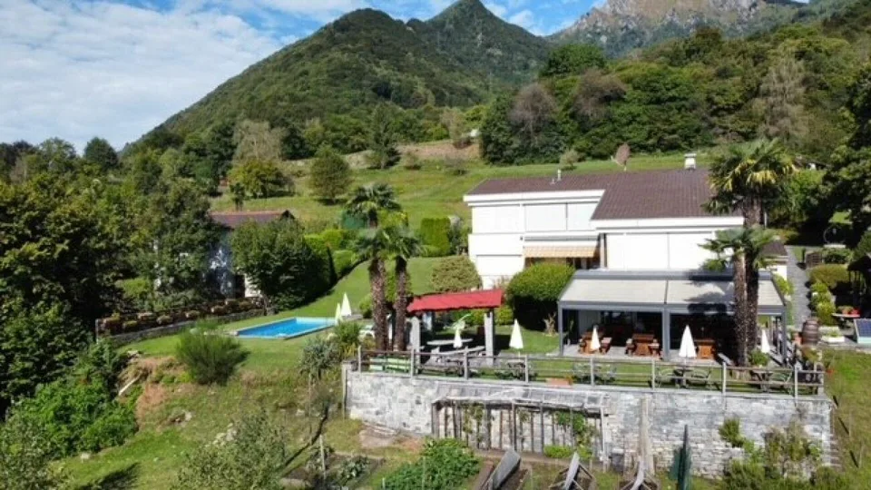 ZU VERKAUFEN IN VAL RESA (Brione oberhalb von Minusio) - HAUS MIT P...