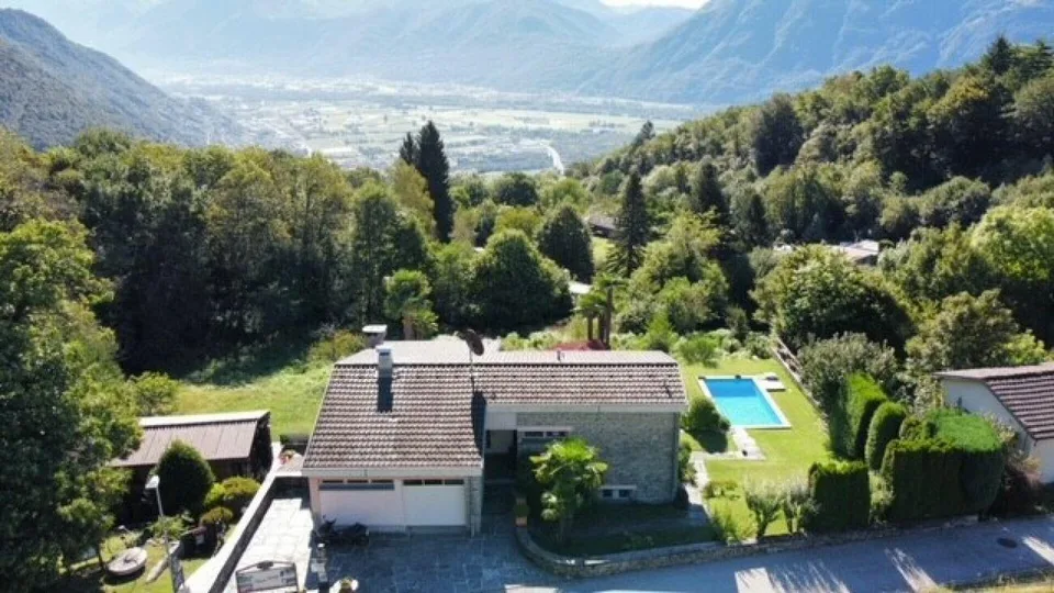 ZU VERKAUFEN IN VAL RESA (Brione oberhalb von Minusio) - HAUS MIT P...