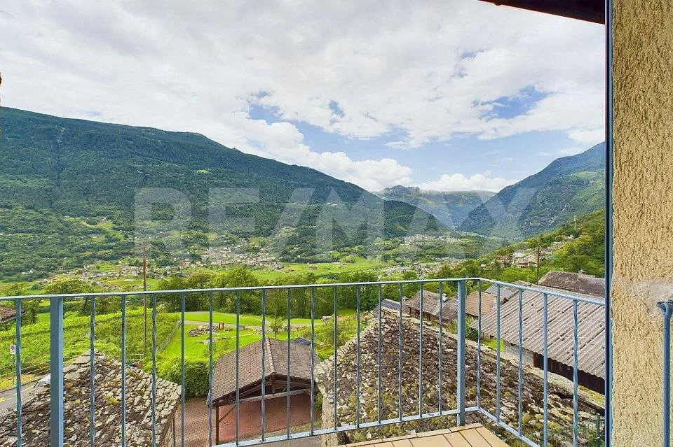 Case con due appartamenti e vista panoramica immersa nel verde