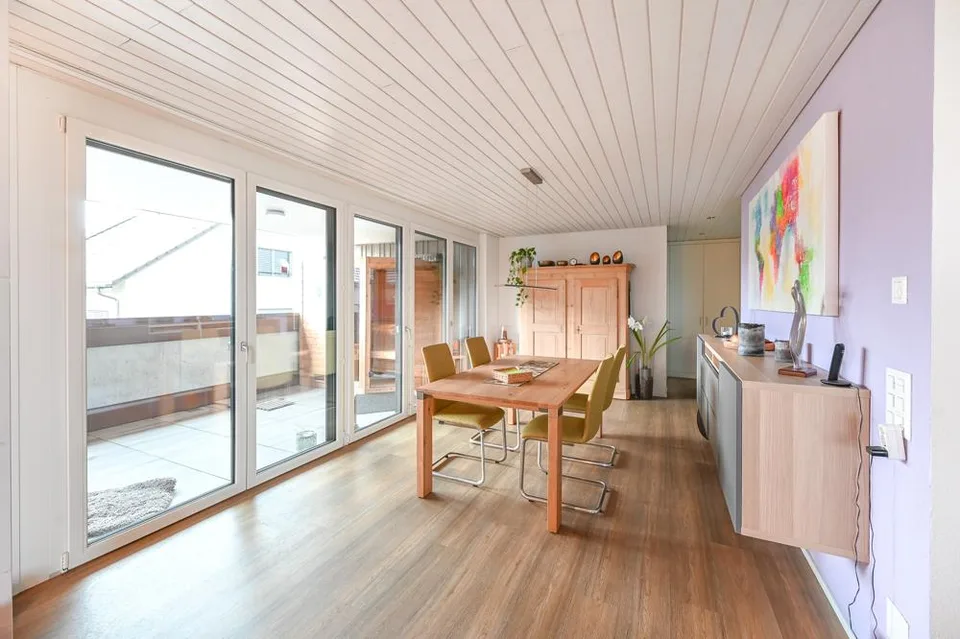 Lichtdurchflutetes Zuhause: Moderne Wohnung mit herrlicher Loggia