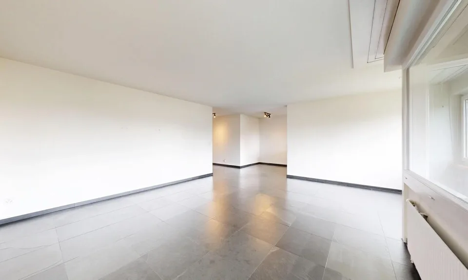 Appartamento luminoso 3.5 locali con balcone e garage a Schönenwerd