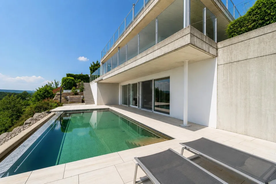 Exklusives Terrassenhaus mit Infinity-Pool und Fernsicht