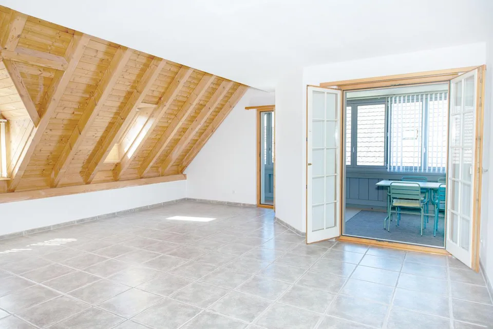 Charmante Dachwohnung im Dorfzentrum
