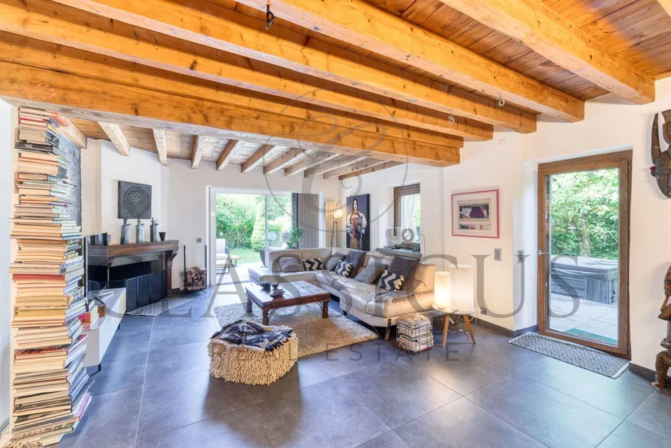 Casa di carattere del XVIII secolo - 330 m², giardino alberato & terrazza con jacuzzi ad Aire-la-Ville