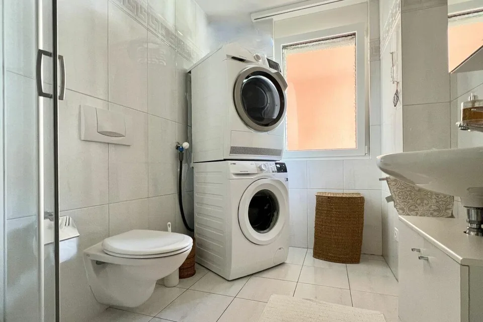 PREZZO NUOVO !!! Spazioso appartamento di 4,5 locali con balcone in una splendida posizione tranquilla a Minusio – foto 16 di 21