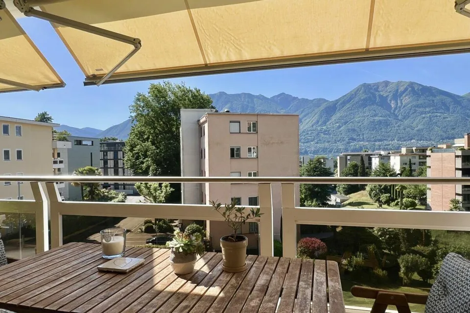 PREZZO NUOVO !!! Spazioso appartamento di 4,5 locali con balcone in una splendida posizione tranquilla a Minusio – foto 6 di 21