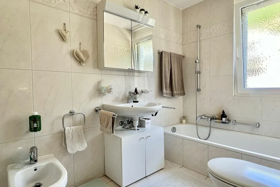 PREZZO NUOVO !!! Spazioso appartamento di 4,5 locali con balcone in una splendida posizione tranquilla a Minusio – foto 12 di 21