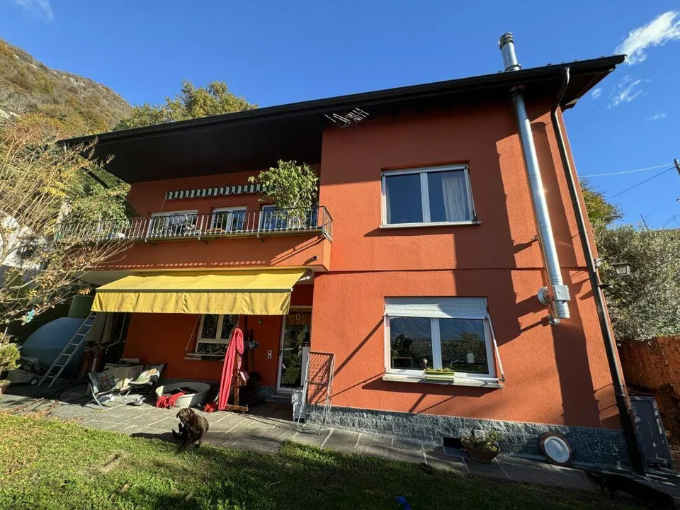 Casa bifamiliare con ampio spazio verde