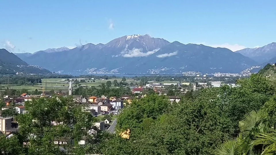 Casa bifamiliare con ampio spazio verde – foto 7 di 21