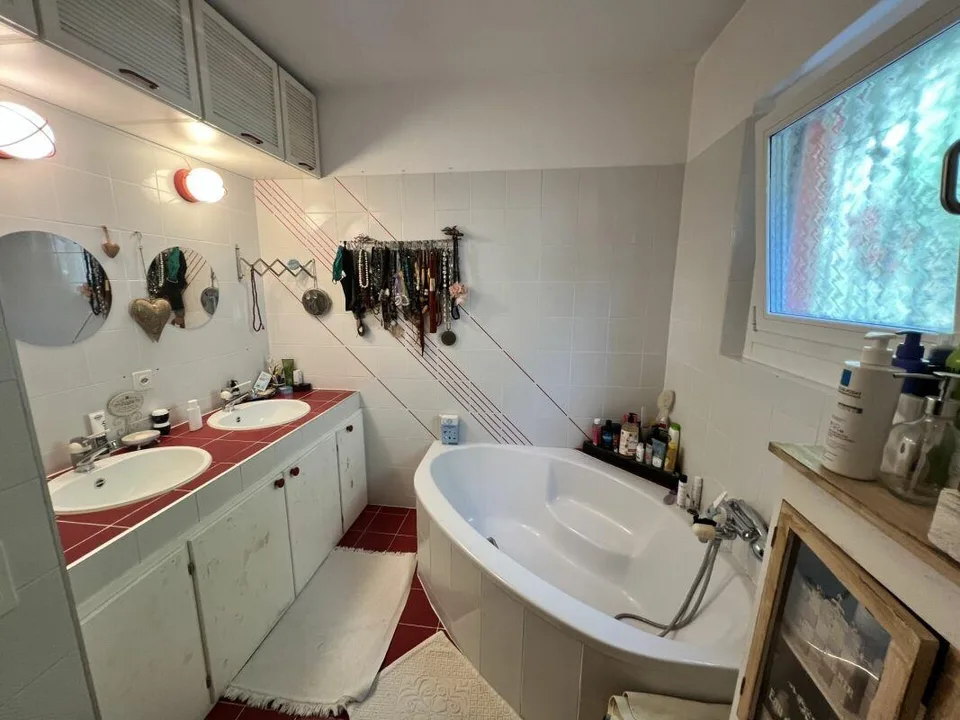 Casa bifamiliare con ampio spazio verde – foto 10 di 21