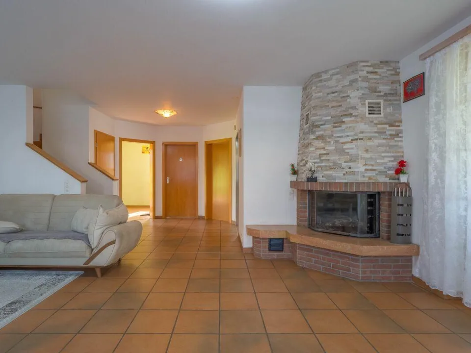 Casa unifamiliare di 5,5 locali ben tenuta e indipendente con giardino, garage e posto auto