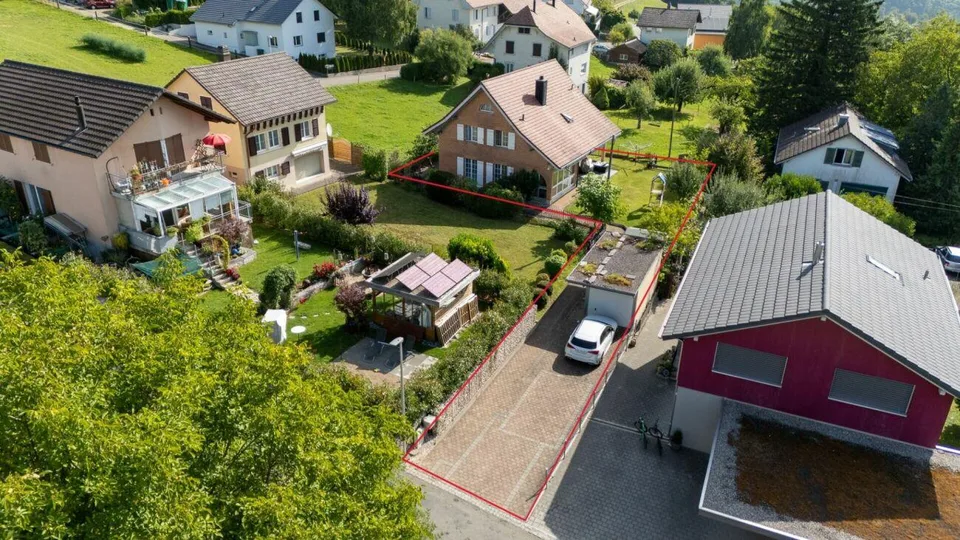 Gepflegtes und freistehendes 5.5 Z' EFH mit Garten, Garage und Park...