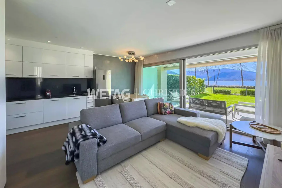 Lugano-Muzzano, in vendita: appartamento moderno direttamente sul lago di Lugano con grande giardino privato