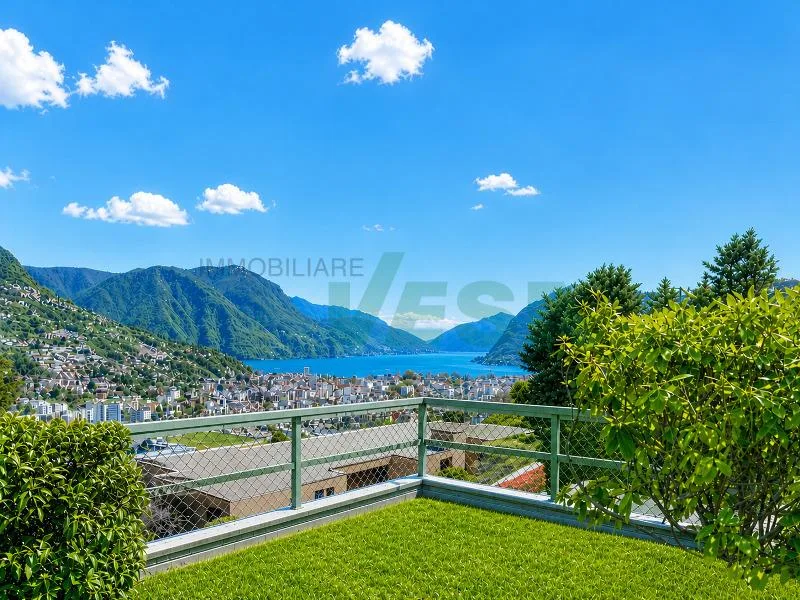 Splendido attico 6,5 locali con fantastica vista lago e bel giardino