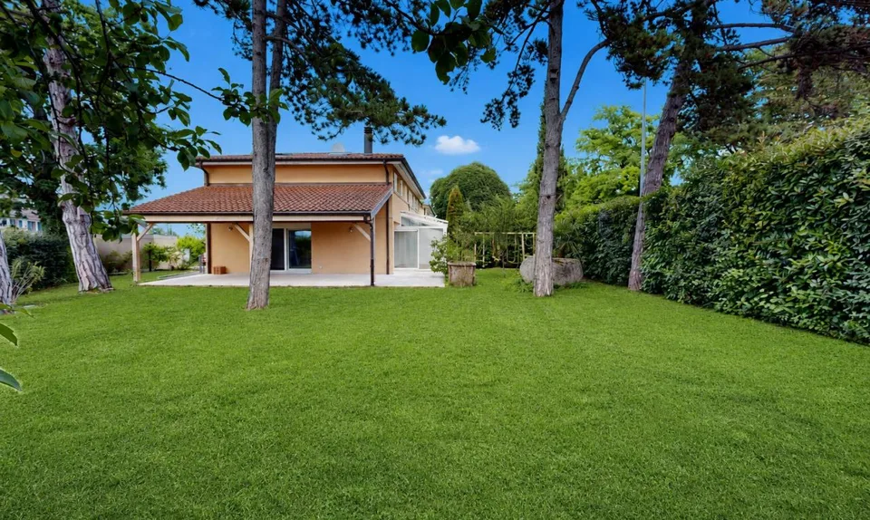 Casa a schiera angolare con ampio giardino a Vessy