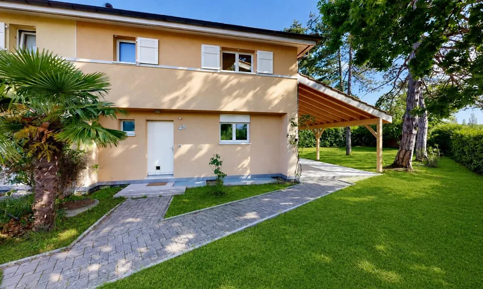 Casa a schiera angolare con ampio giardino a Vessy
