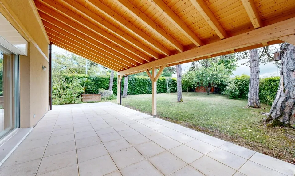 Casa a schiera angolare con ampio giardino a Vessy