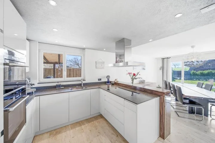 FREISTEHENDES 5.5 ZIMMER EINFAMILIENHAUS MIT POOL - WATT ELSE?