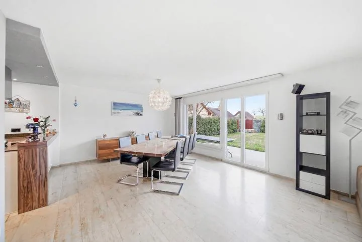 FREISTEHENDES 5.5 ZIMMER EINFAMILIENHAUS MIT POOL - WATT ELSE?
